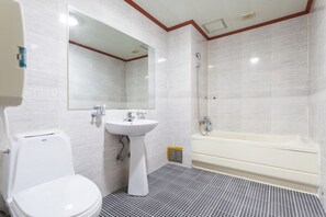 Standard Twin Room | Bathroom - Miranda Hotel (Incheon)