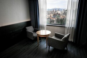 办公桌、免费 WiFi