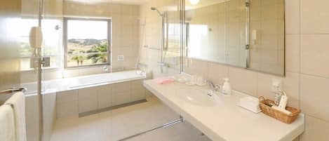 Ensemble baignoire-douche, articles de toilette (gratuits)