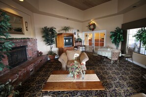 Lobby lounge - Inn of Lompoc (Lompoc)