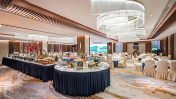 Daily buffet breakfast (CNY 58 per person)