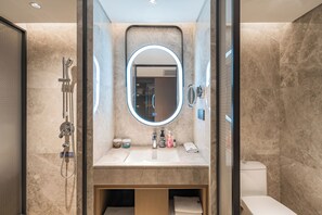 Business Twin Room | Bathroom | Shower, free toiletries, bathrobes, towels - Beijing Guangxi Hotel (Beijing)