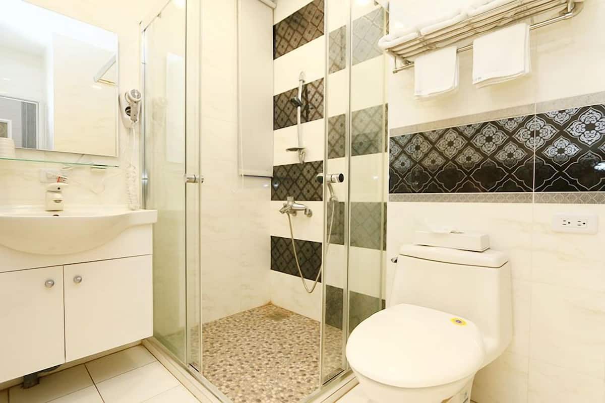 Phòng đôi Deluxe | Phòng tắm | Buồng tắm vòi sen, đồ dùng nhà tắm miễn phí, máy sấy tóc 