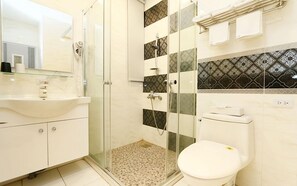 Ducha, artículos de tocador gratuitos, secador de pelo, pantuflas