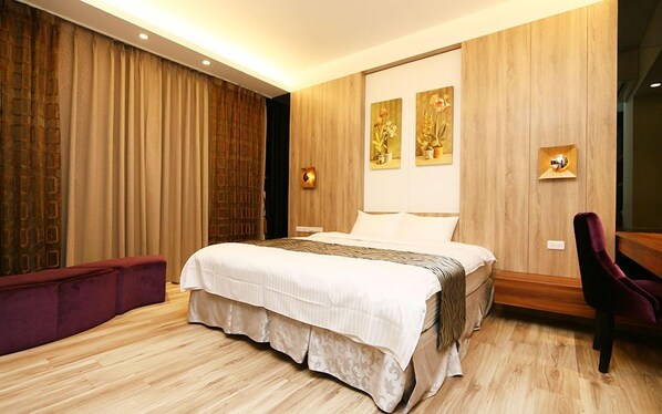 Deluxe dubbelrum | Sängtillbehör av högsta kvalitet, skrivbord och extrasängar