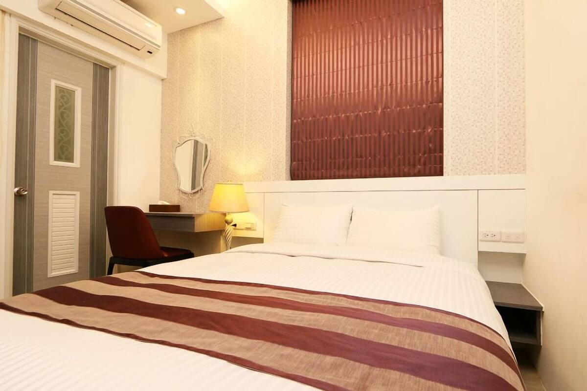 Phòng đôi Tiêu chuẩn | Bộ đồ giường cao cấp, bàn, giường gấp/giường phụ (phụ phí)