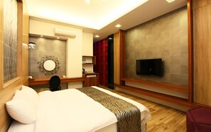 Deluxe dubbelrum | Sängtillbehör av högsta kvalitet, skrivbord och extrasängar