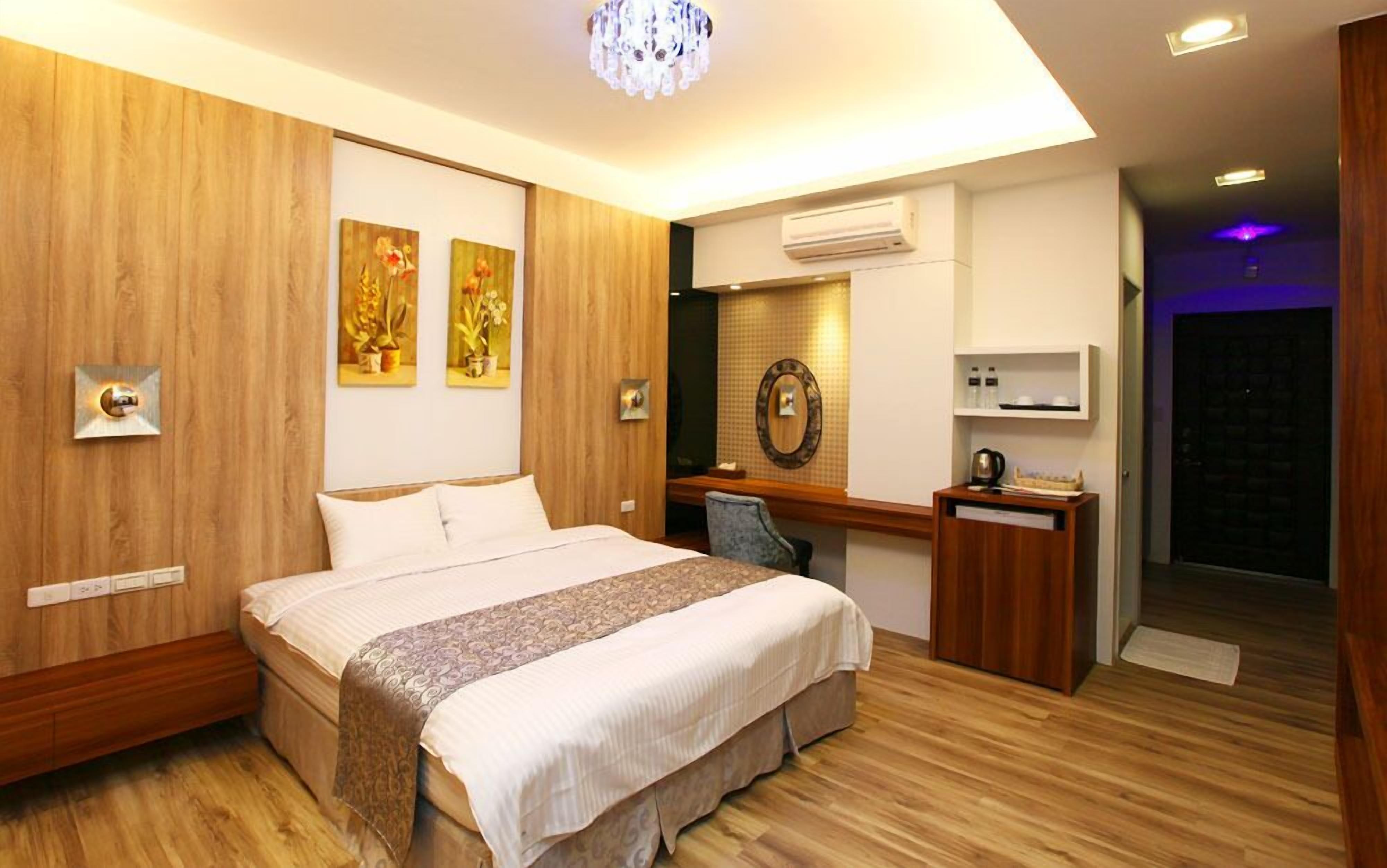 Premium bedding, desk, rollaway beds, free WiFi
