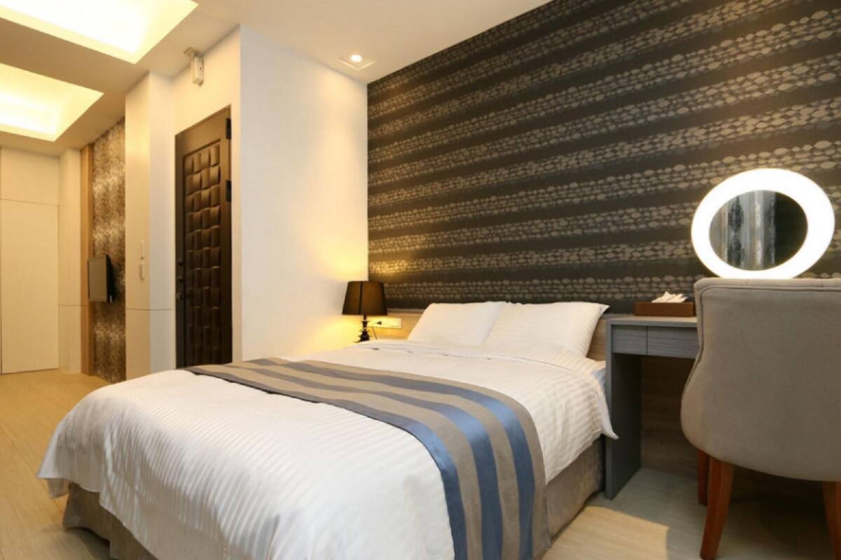 Bộ đồ giường cao cấp, bàn, giường gấp/giường phụ (phụ phí)