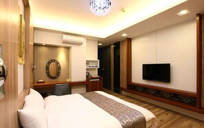 Deluxe dubbelrum | Sängtillbehör av högsta kvalitet, skrivbord och extrasängar