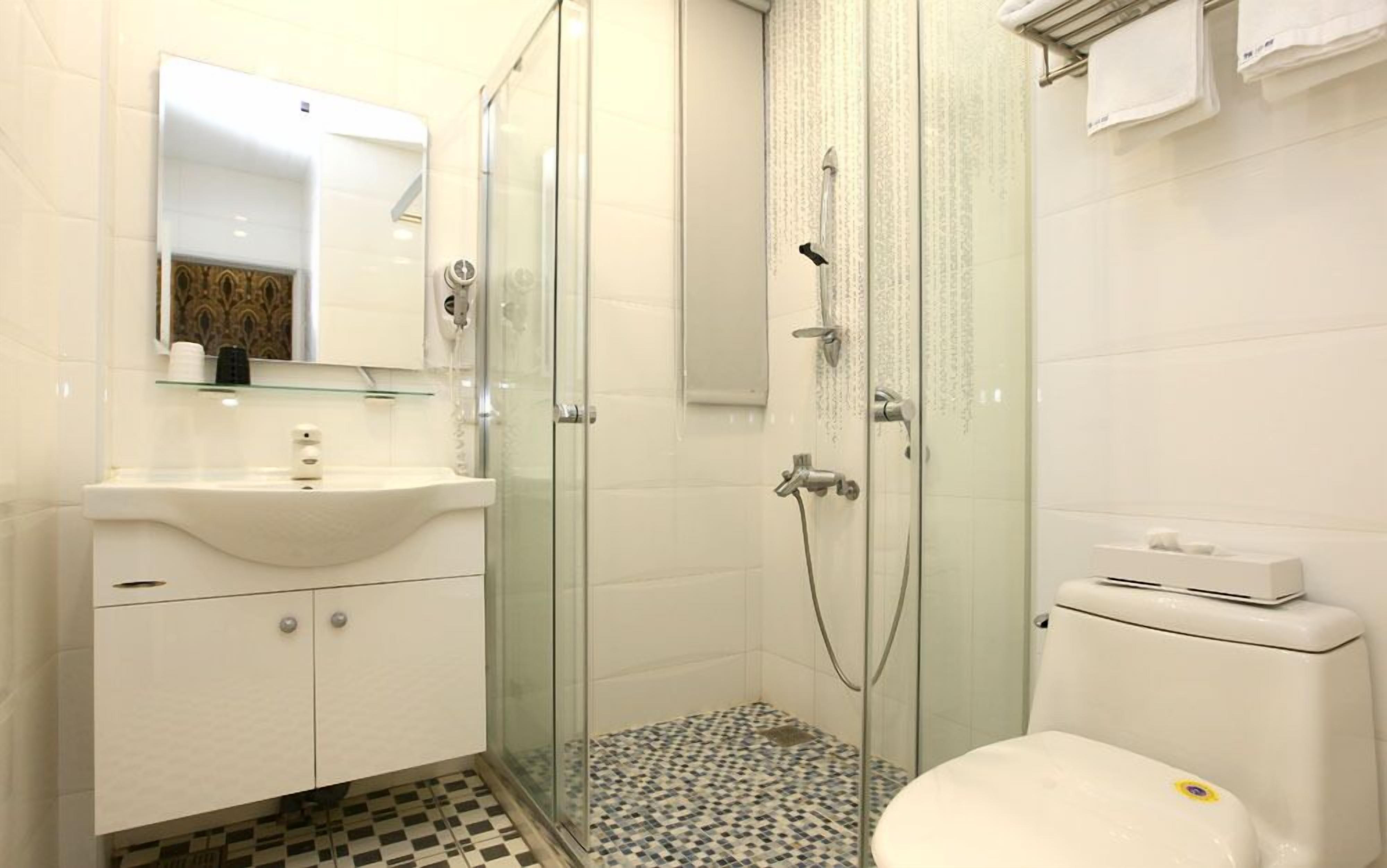 Habitación doble Deluxe | Baño | Regadera, amenidades de baño gratuitas, secadora de cabello, pantuflas 