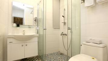 Habitación doble Deluxe | Baño | Regadera, amenidades de baño gratuitas, secadora de cabello, pantuflas