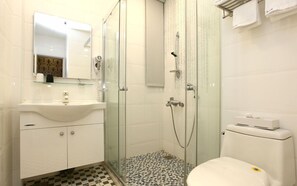Deluxe Double Room | Bathroom | Shower, free toiletries, hair dryer, slippers - Yapo Bed & Breakfast (Luodong)