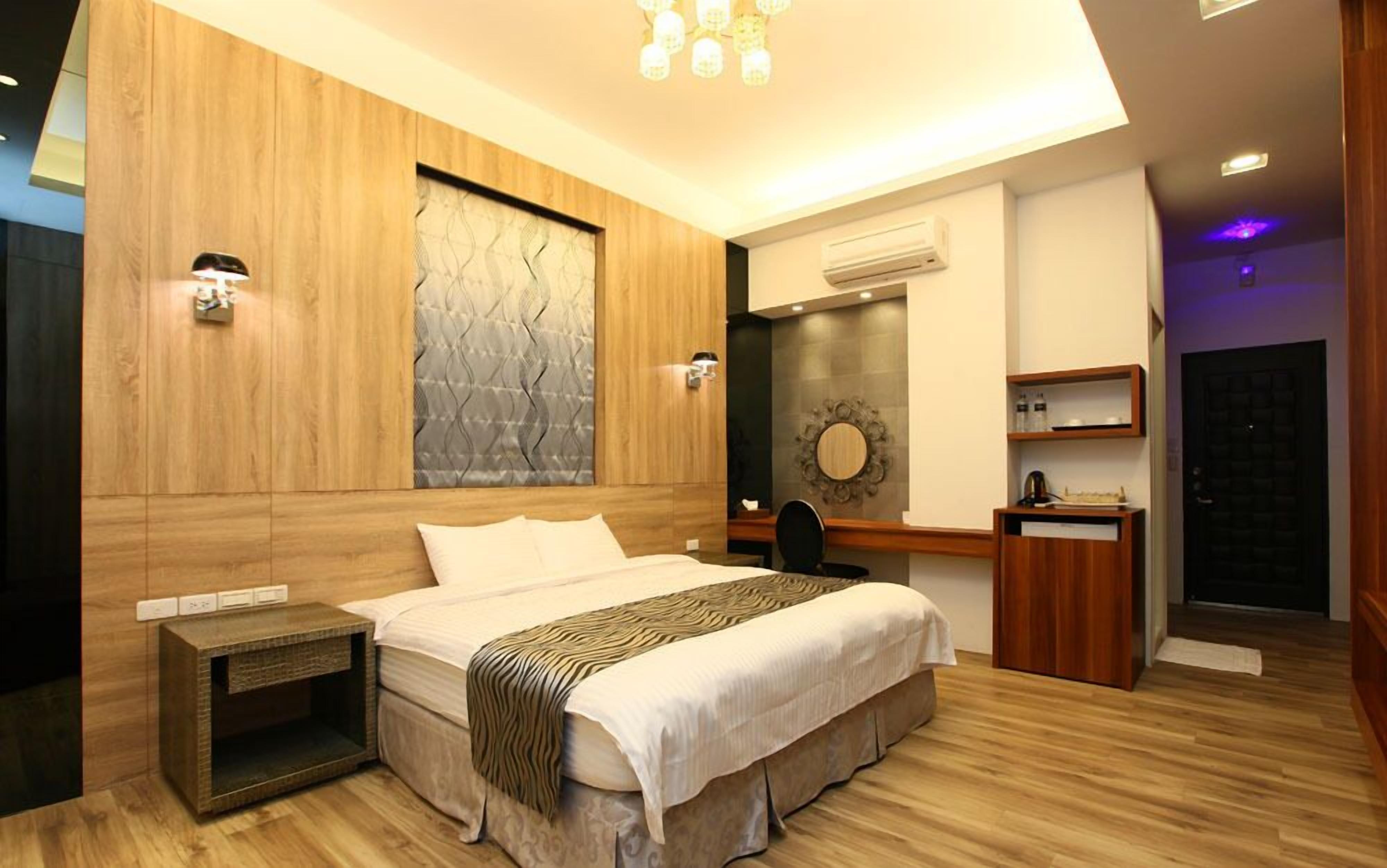 Habitación Deluxe doble | Ropa de cama de alta calidad, escritorio, camas supletorias