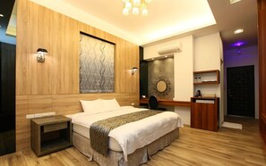 デラックス ダブルルーム | 高級寝具、デスク、可動式ベッド、WiFi (無料)