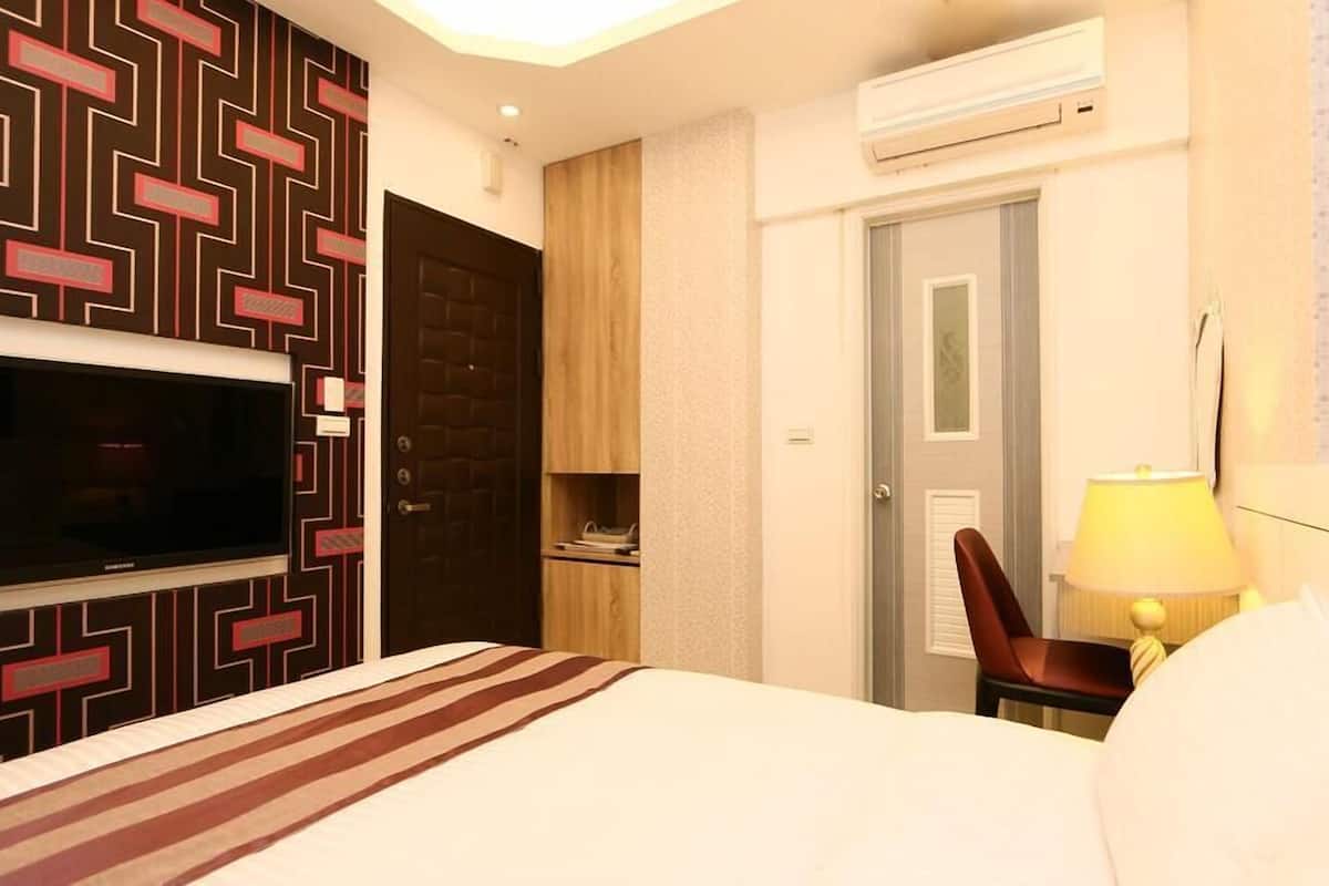Bộ đồ giường cao cấp, bàn, giường gấp/giường phụ (phụ phí)
