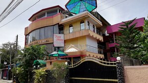 A hotel with a sign reading "Sun Shine Hotel & Hall" and a gated entrance. - Sunshine Hotel & Hall (Trincomalee)