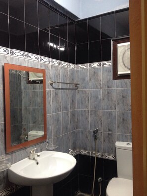 Rom – deluxe | Bad | Dusj, toalettartikler (inkludert), badekåper og håndklær