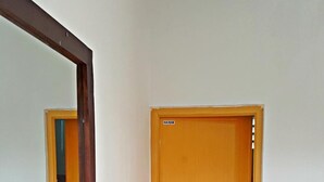 Puerta de madera cerrada con manija y una pequeña etiqueta en la parte superior.