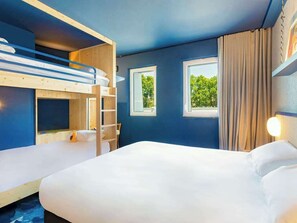 Schreibtisch, Bügeleisen/Bügelbrett, kostenlose Babybetten