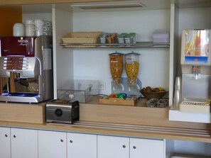 Daily buffet breakfast for a fee - Hotel Salon de Provence (Salon-de-Provence)