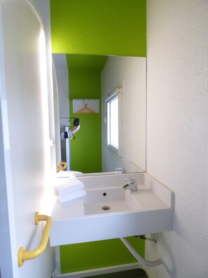 Room | Bathroom sink - Hotel Salon de Provence (Salon-de-Provence)
