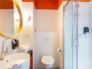 Ein Badezimmer mit Waschbecken, Toilette und Dusche.