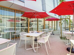 Outdoor dining - Hotel Salon de Provence (Salon-de-Provence)