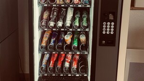 Un distributeur automatique proposant une variété de collations et de boissons.
