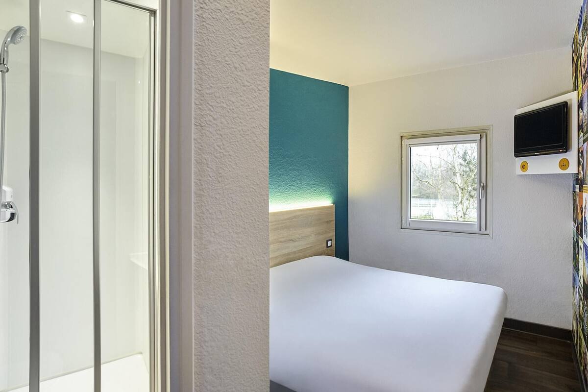 Chambre, 1 lit double, salle de bain privée (Cabrio) | Bureau, accès au Wi-Fi (inclus), literie fournie