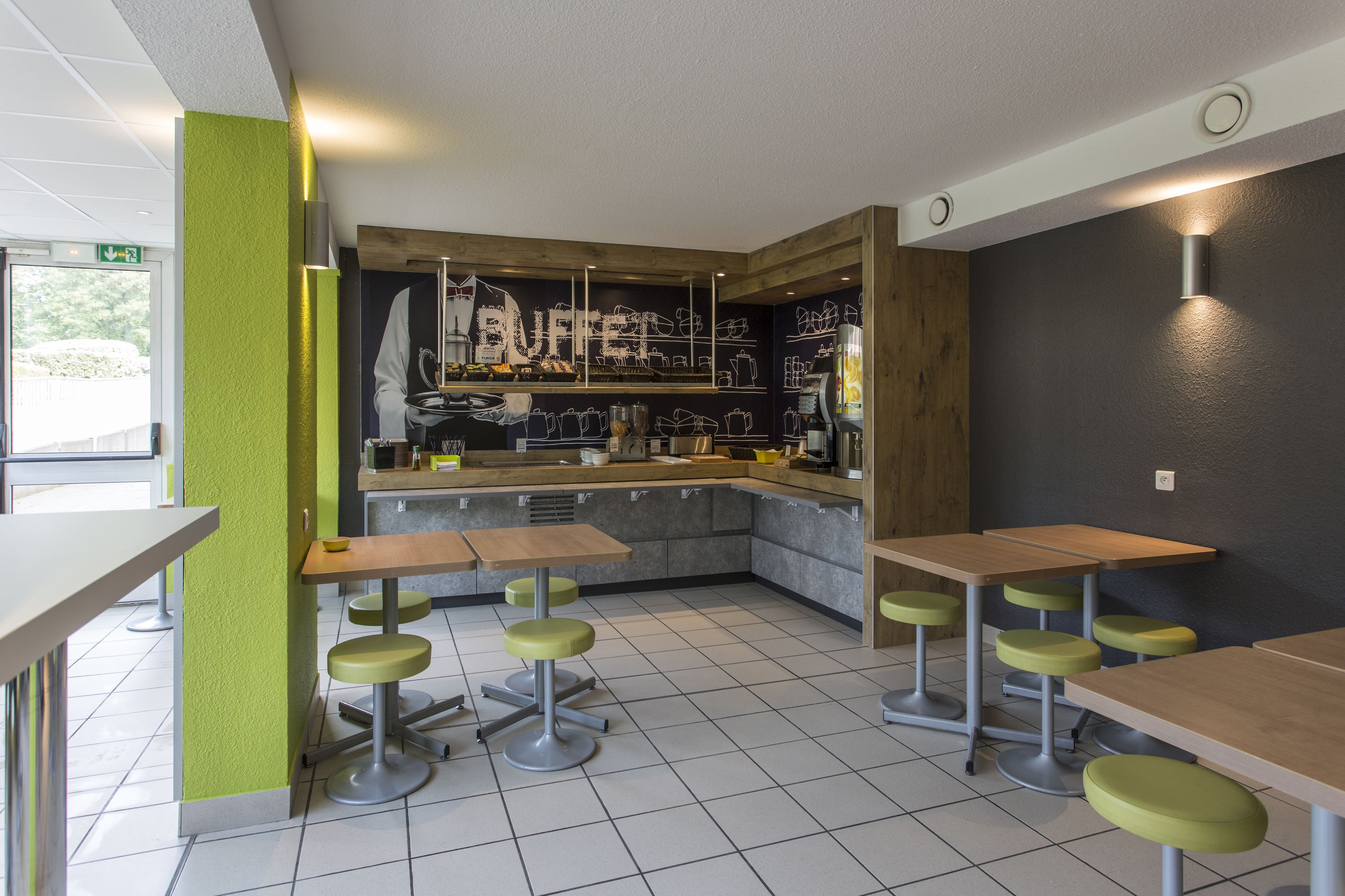 Un caffè moderno con un bancone, sgabelli e tavoli.