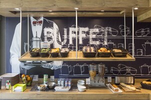 Desayuno buffet diario (EUR 9.90 por persona)
