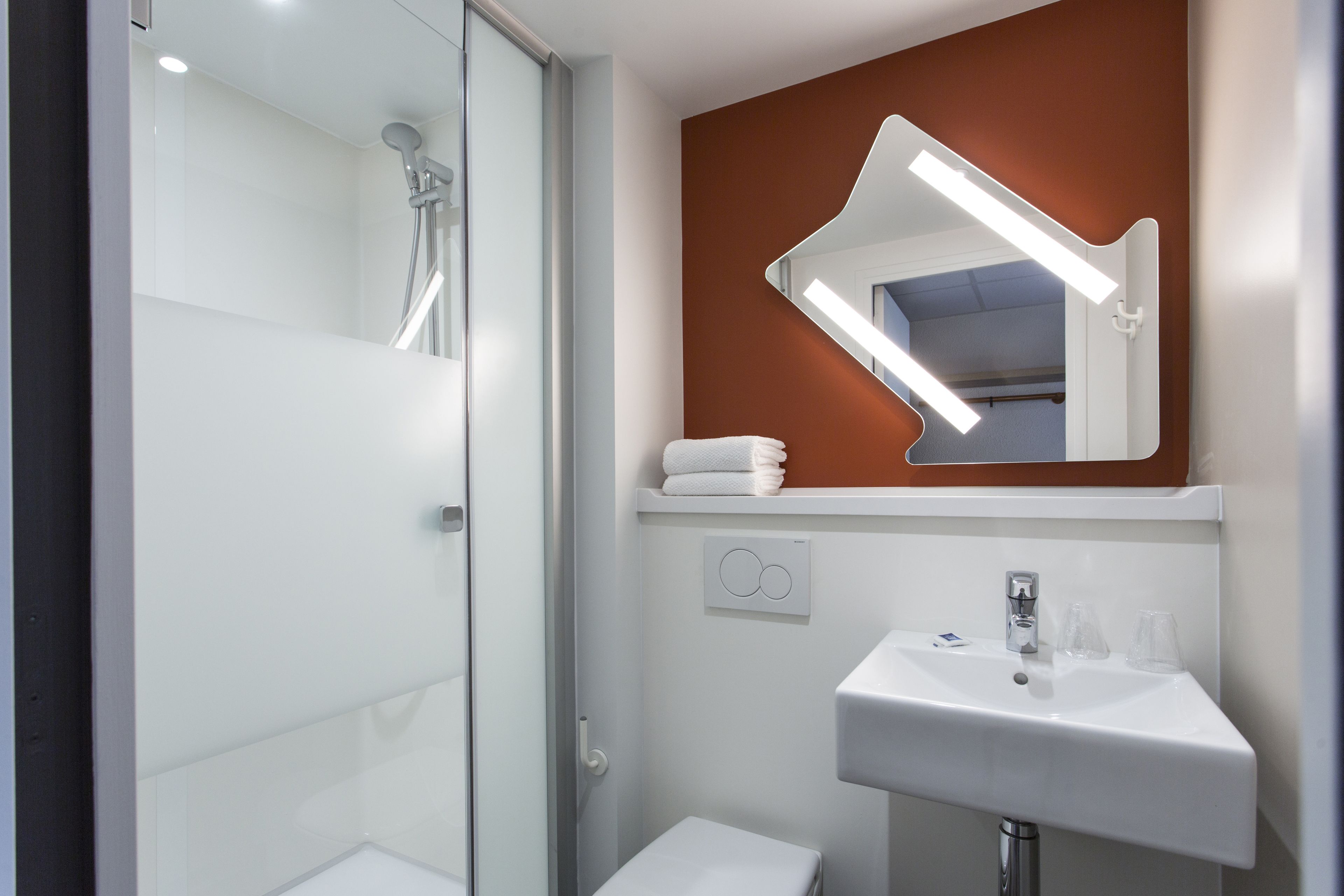 Een douche,  milieuvriendelijk toiletgerief, een haardroger, handdoeken
