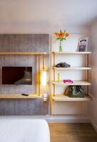 Escritorio, espacio para trabajar con laptop y cortinas blackout 