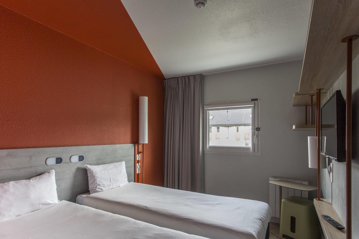 Escritorio, espacio para trabajar con laptop y cortinas blackout