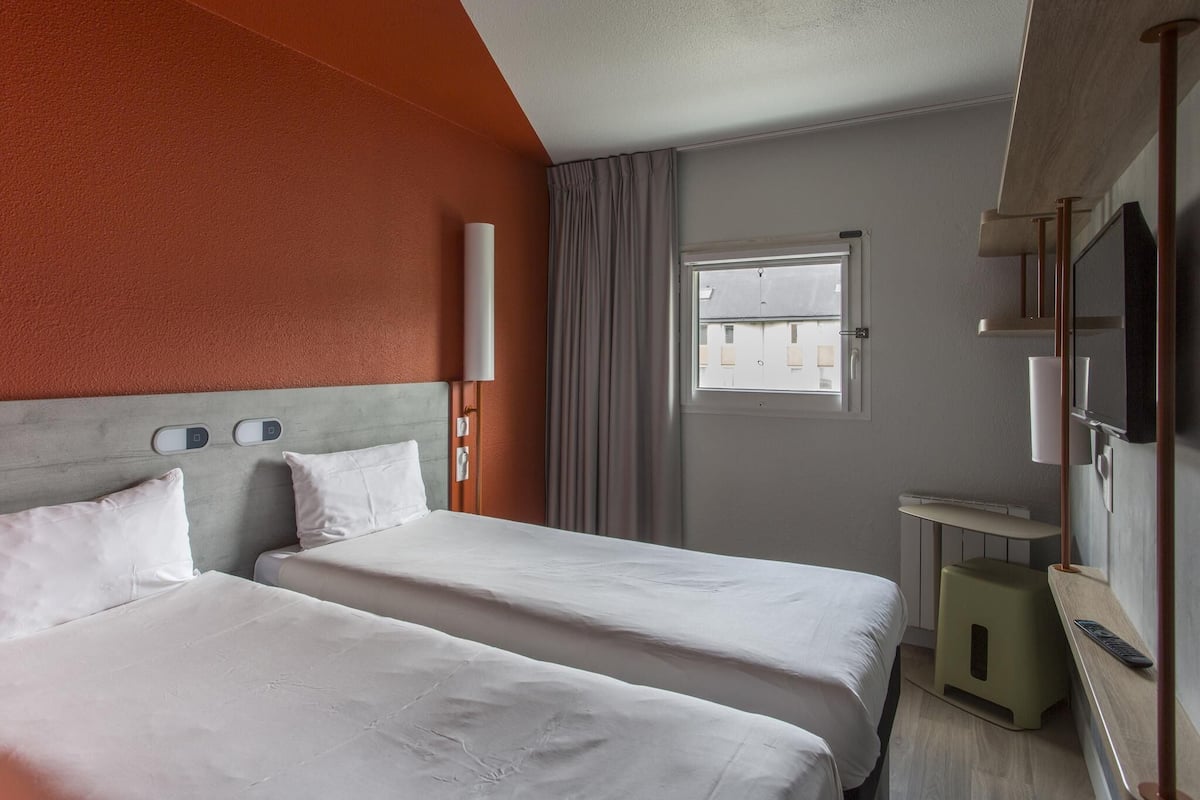 Habitación con 2 camas individuales, 2 camas individuales | Escritorio, espacio para trabajar con un portátil, cortinas opacas