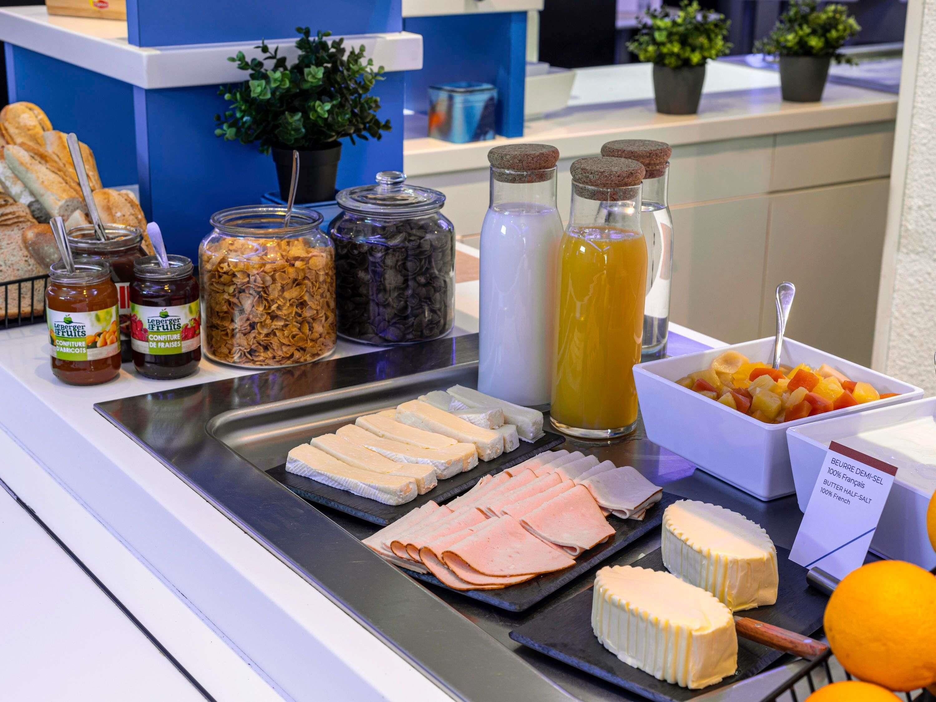 Petit déjeuner continental (9.90 EUR par personne)