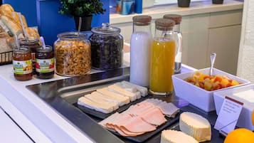 Petit déjeuner continental (9.90 EUR par personne)