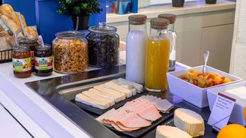 Daily continental breakfast (EUR 9.90 per person)