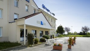 Un hotel con un letrero que dice 'Ibis Budget Hotel'.