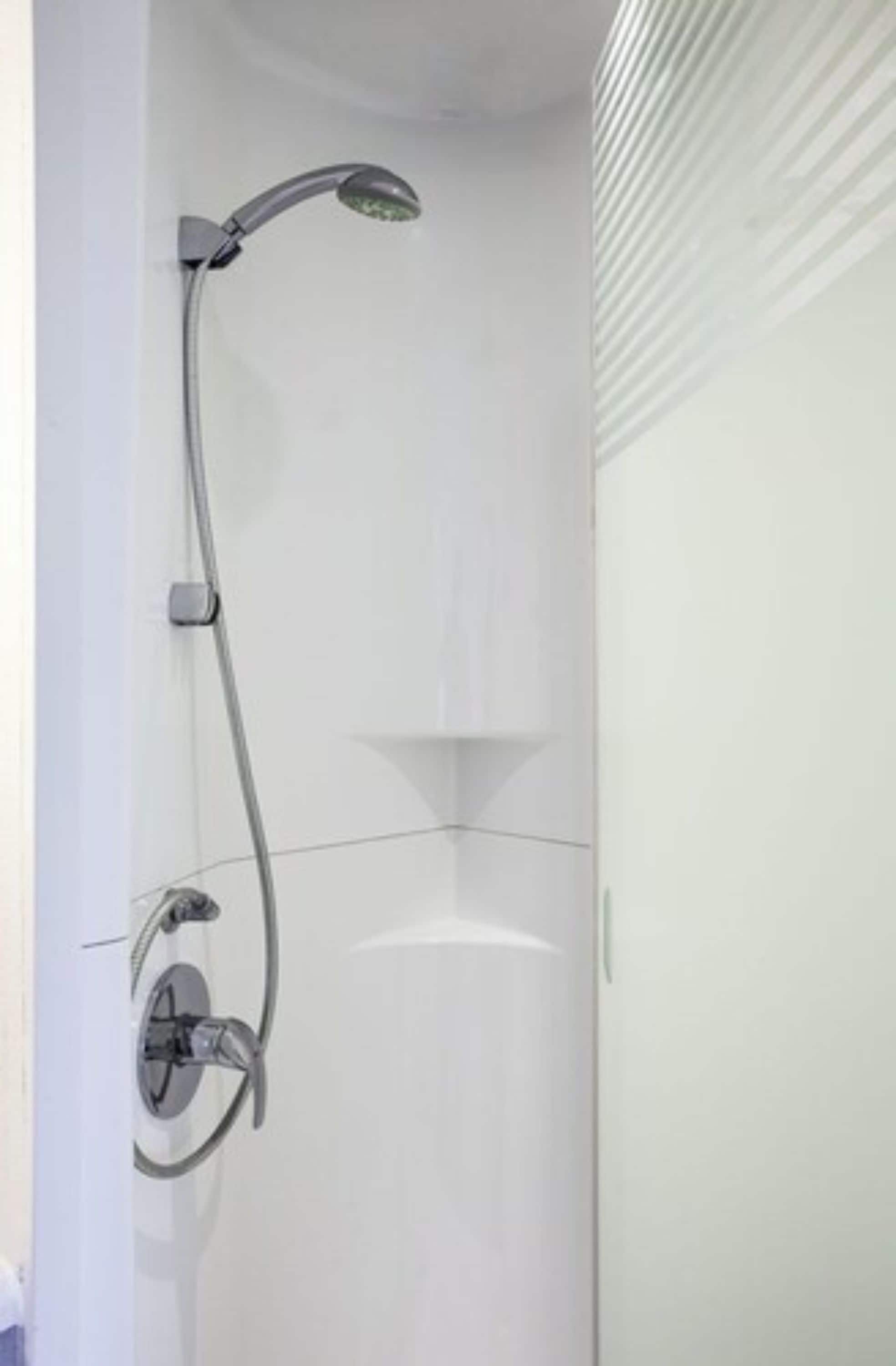 Een douche,  milieuvriendelijk toiletgerief, een haardroger, handdoeken