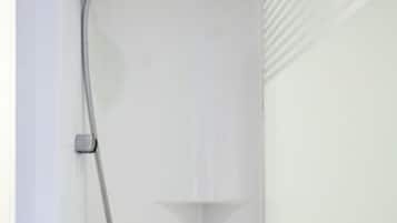Een douche, milieuvriendelijk toiletgerief, een haardroger, handdoeken