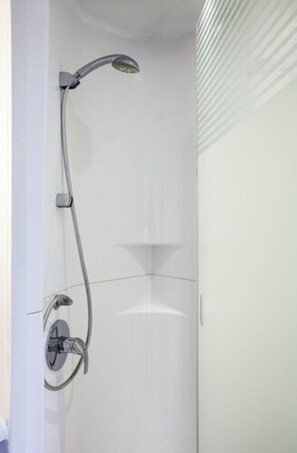 Shower, eco-friendly toiletries, hair dryer, towels - ibis budget Dole (Choisey)