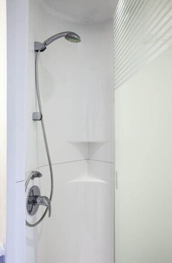 Shower, eco-friendly toiletries, hair dryer, towels - ibis budget Dole (Choisey)