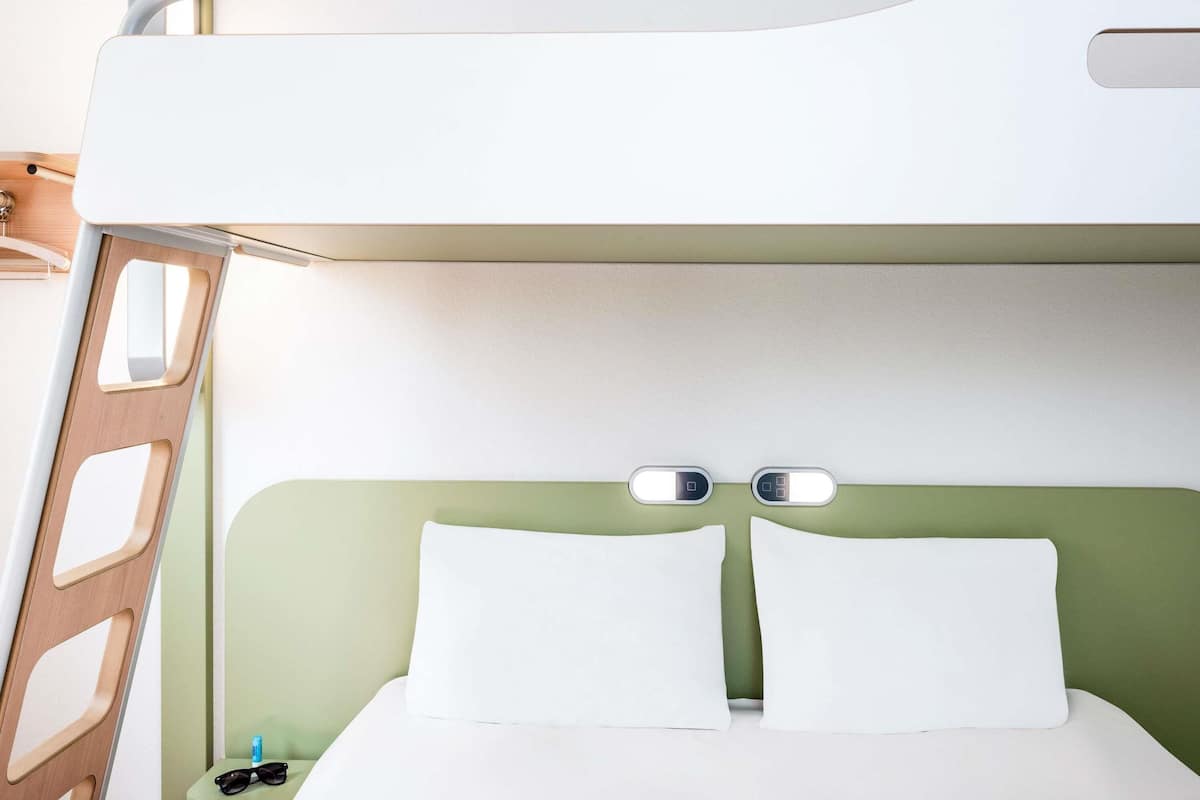 Escritorio, tabla de planchar con plancha, wifi gratis y ropa de cama