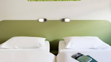 Escritorio, tabla de planchar con plancha, wifi gratis y ropa de cama