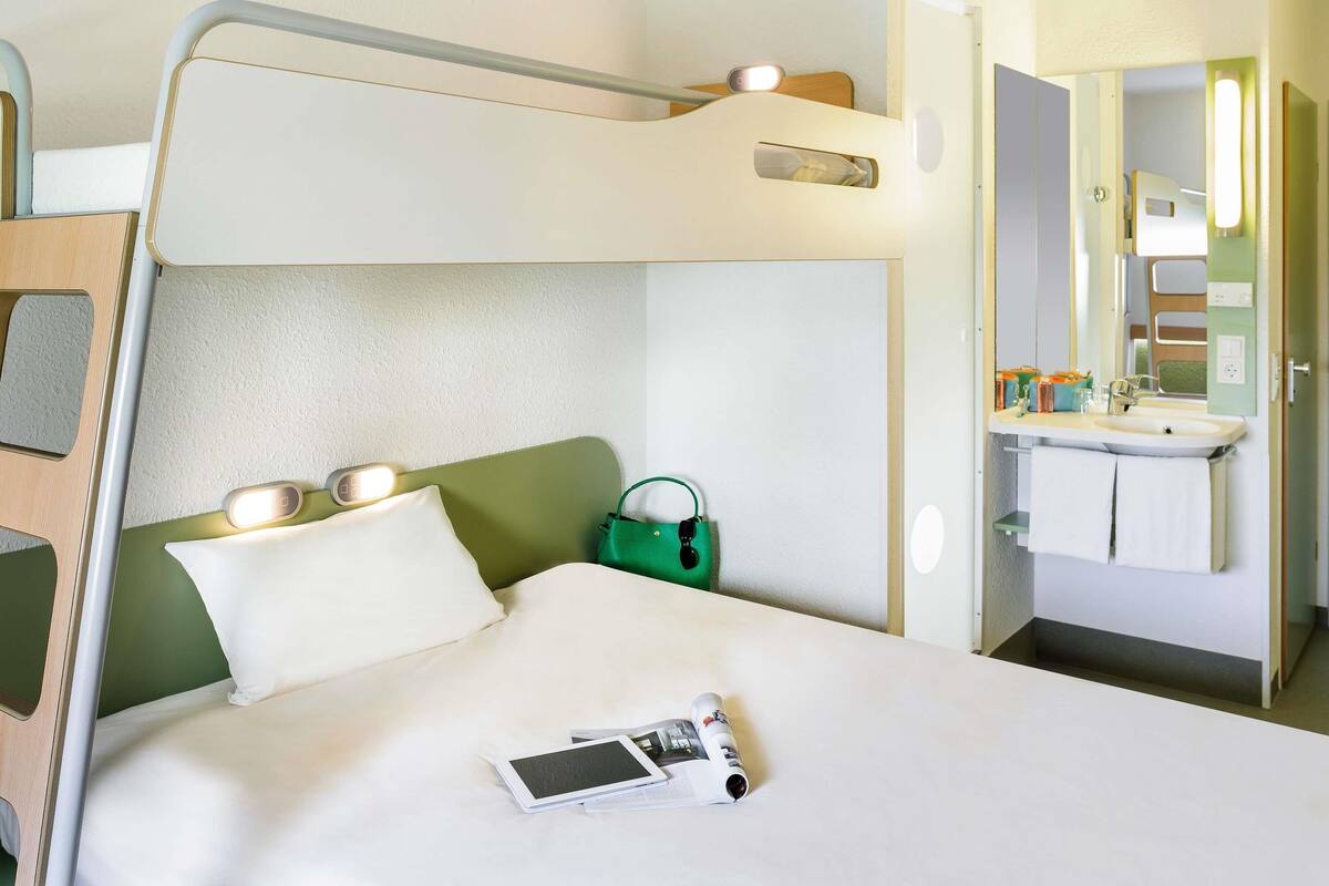 Triple Room, Multiple Beds | Desk, iron/ironing board (on request), free WiFi, bed sheets