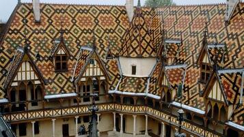 Een binnenplaats met een versierd dak en traditionele architectuur.