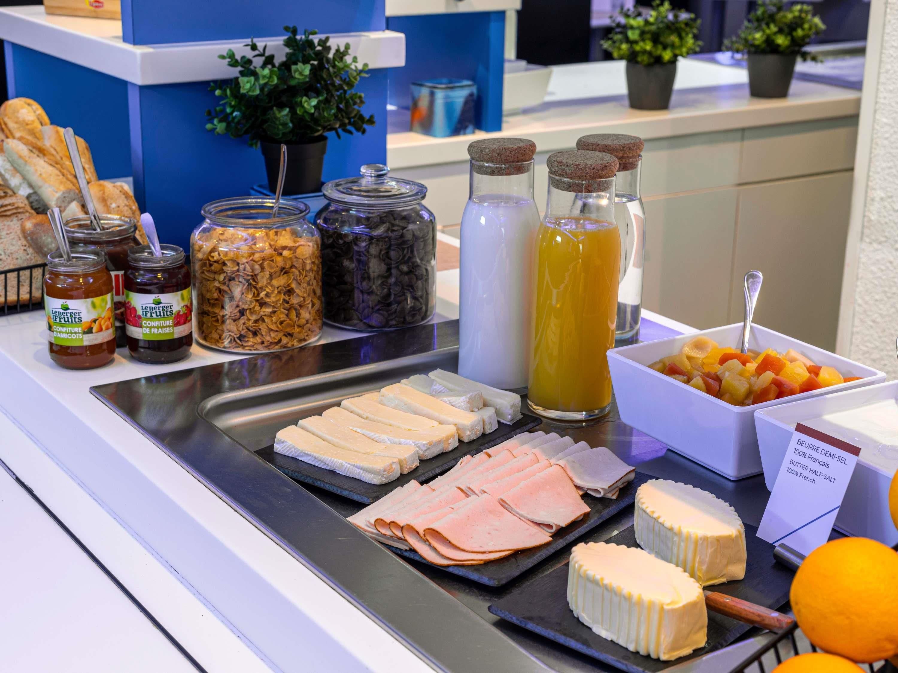 Un bufé de desayuno con diversos alimentos y acompañamientos.
