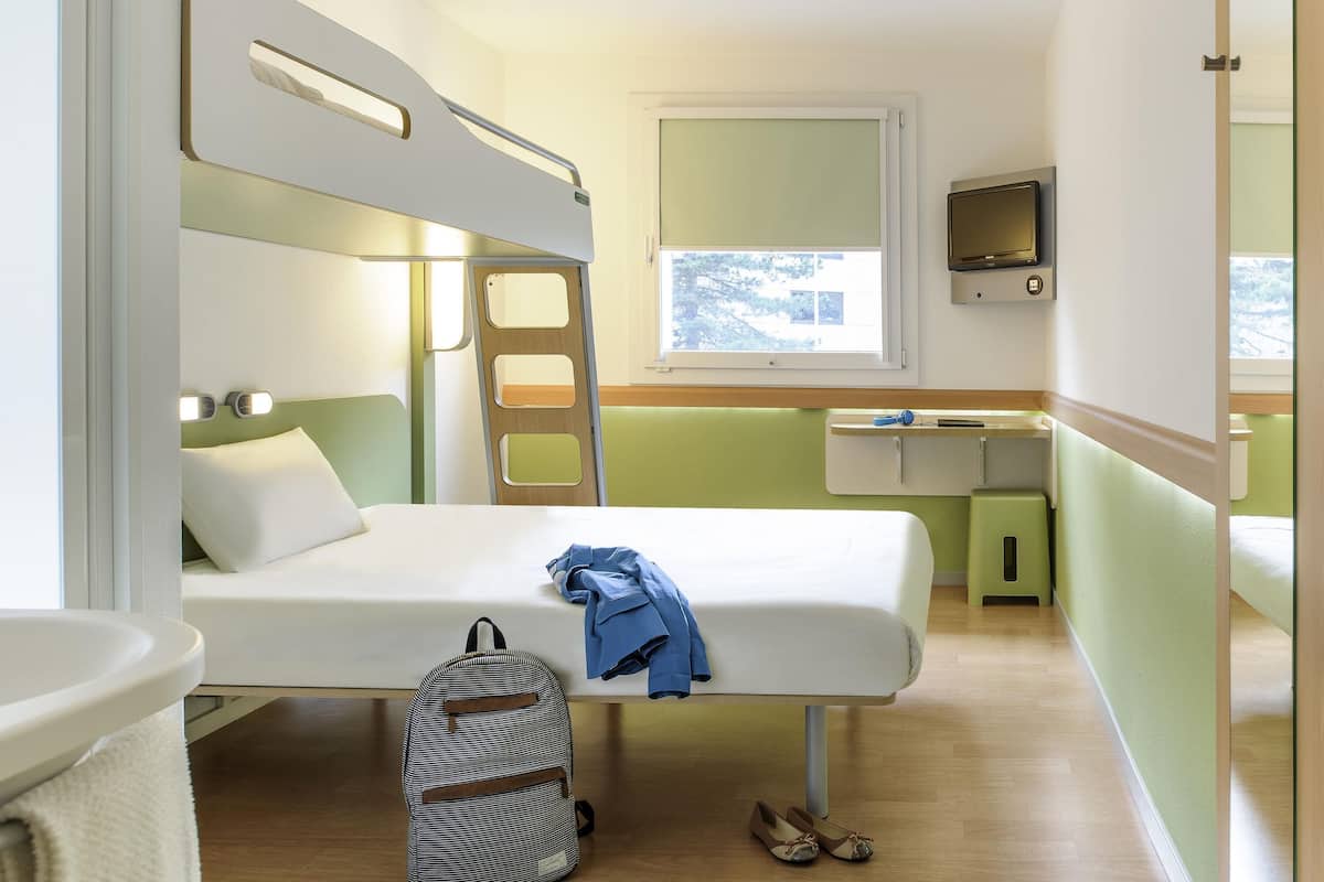 triple room, multiple beds | desk, iron/ironing board, free wifi, bed sheets